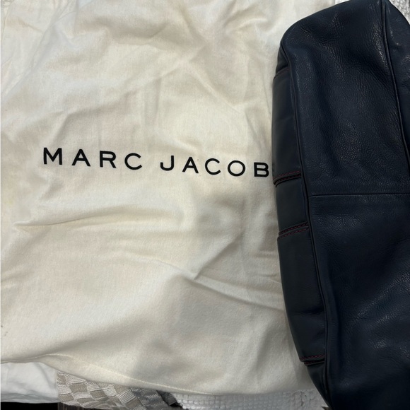 EXCELLENT CONDITION Marc Jacobs Stella Handbag | Navy with Burgundy Interior - Picture 5 of 6